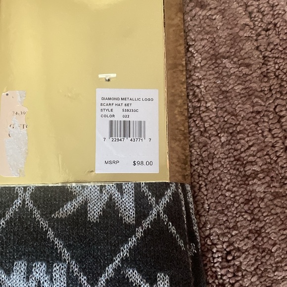 Michael Kors hat and scarf set - Picture 3 of 6